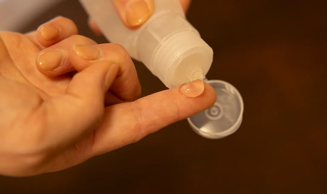 スキンケア用品を手に取る様子