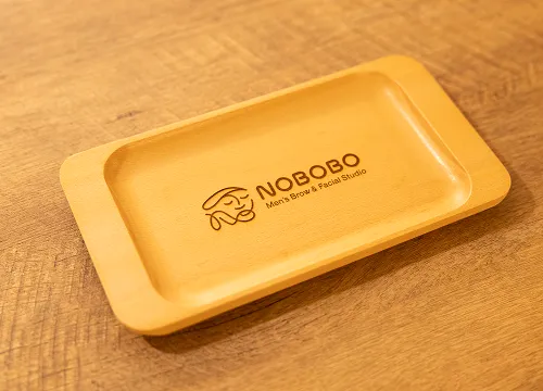 NOBOBO のロゴ入りのトレー